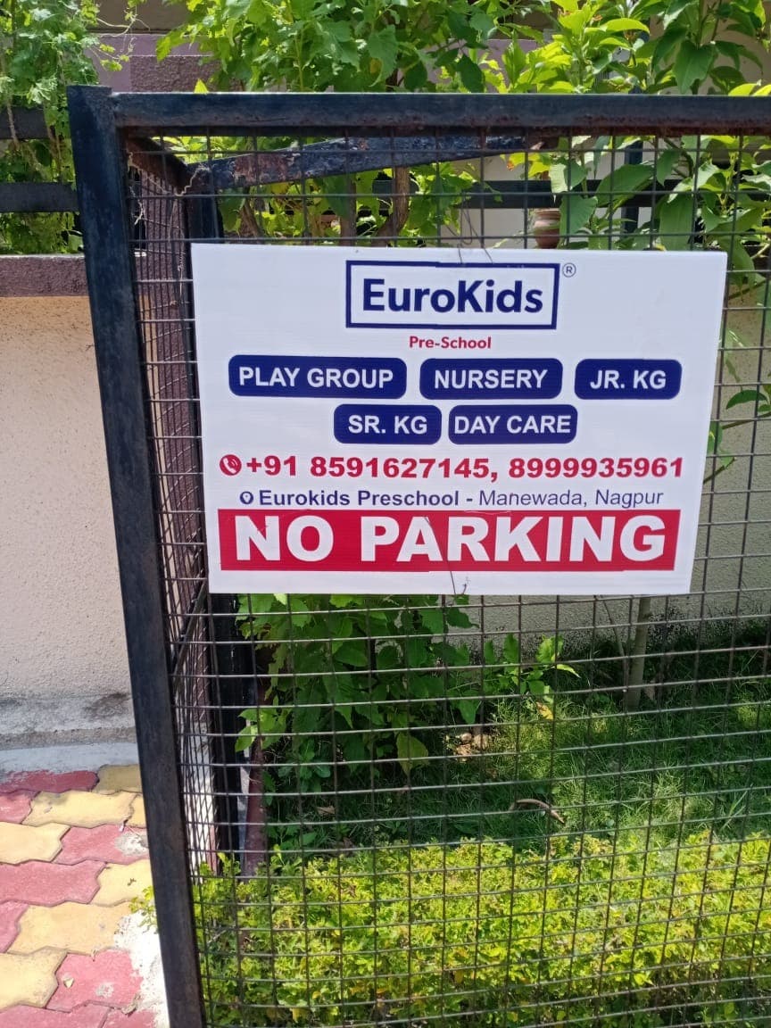 No Parking Boards vs Auto Rickshaw Branding (2026): Stationary Reach vs Moving Reach